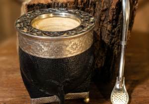 MATE DE CALBAZA FORRADO EN CUERO NEGRO REPUJADO CON VIROLA CINCELADA