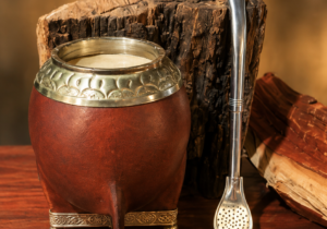 MATE CALABAZA FORRADO EN CUERO VIROLA CINCELADA REFUERZO EN ALPACA CON BOLITAS DE BRONCE